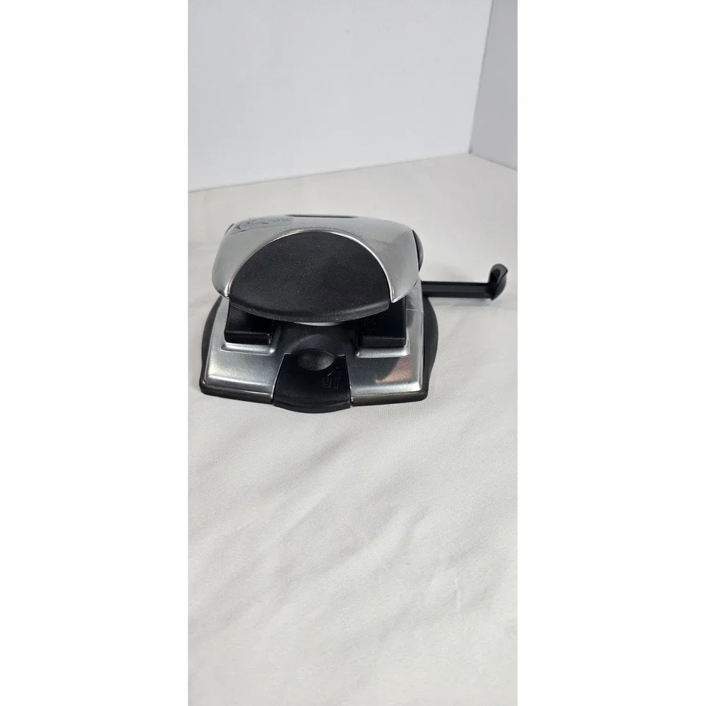 Swingline Easy View 2-Hole Punch 20 Sheets‎ Green/Red Light Alignment Indicator